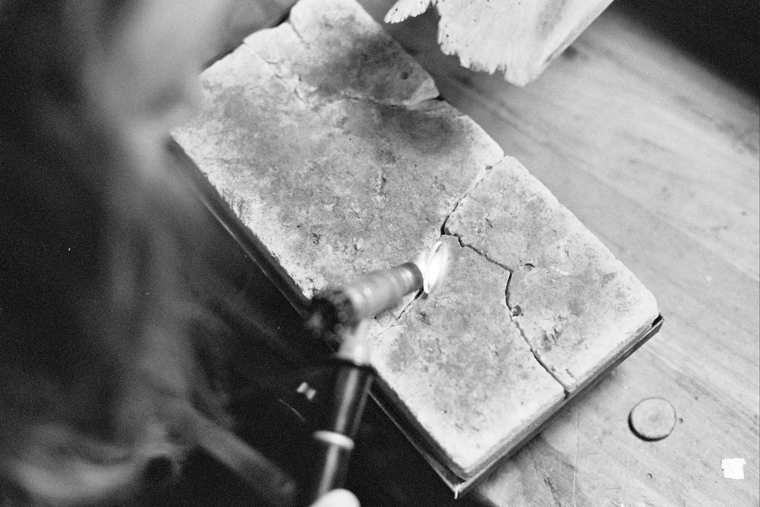 Mostrando como con el soplete se hacen las juntas de un Anillo artesanal sobre mesa de joyería.