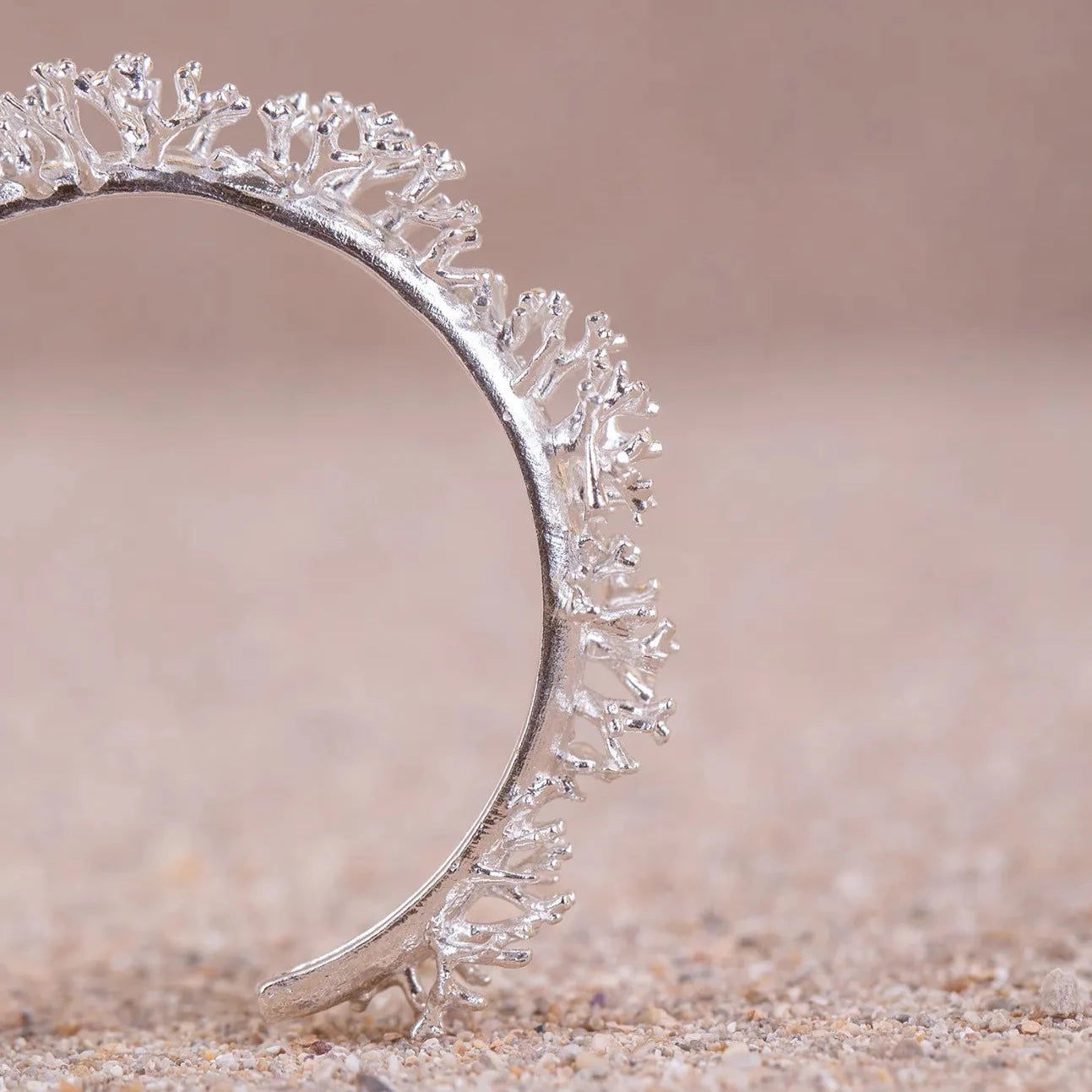 Detalles en macro de los Aros de Coralina en Plata, joyería de perfil.