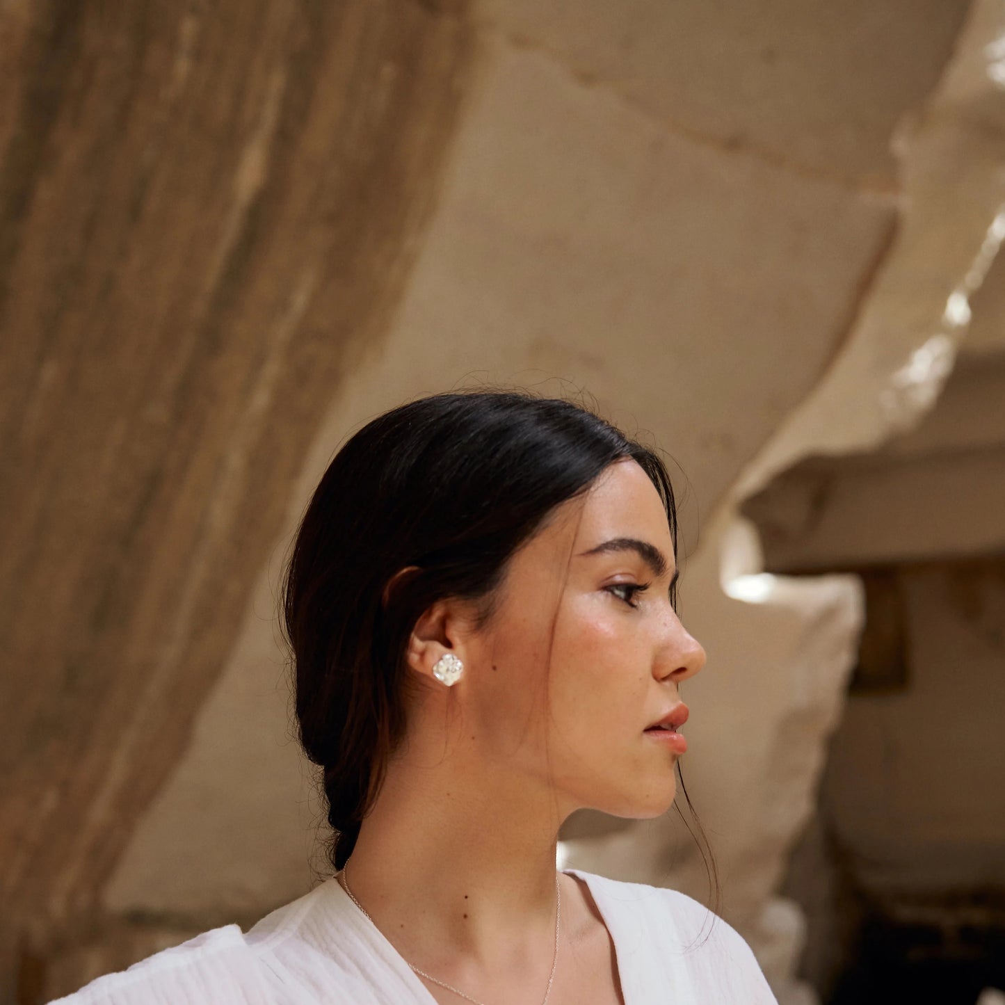 Modelo morena de perfil luciendo los pendientes de Esponja en Plata.
