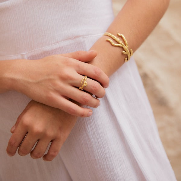 Modelo juntando manos enseñando el Anillo de Eunicella junto con el Brazalete en la otra mano.