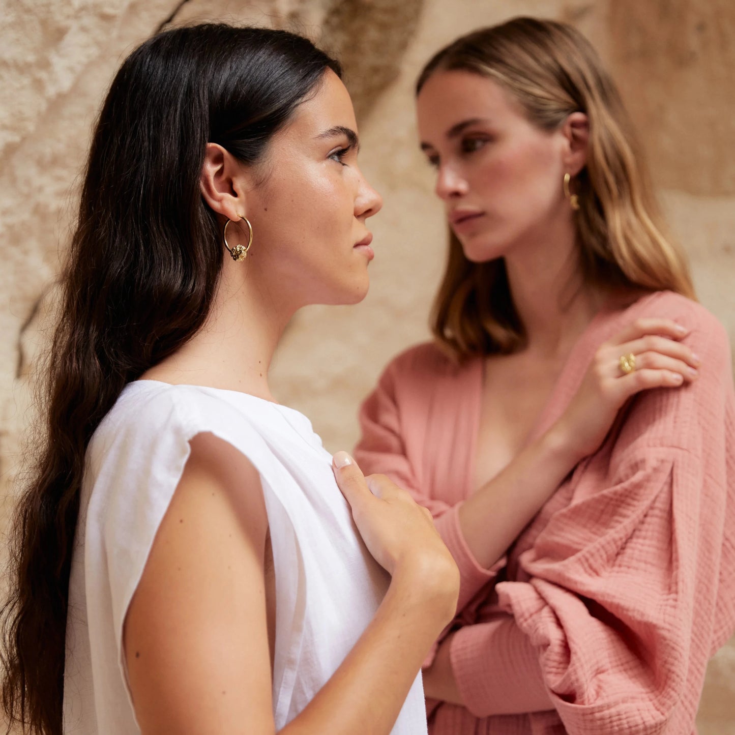 Dos modelos una rubia y otra morena luciendo los Aros de Esponja bañados en Oro.