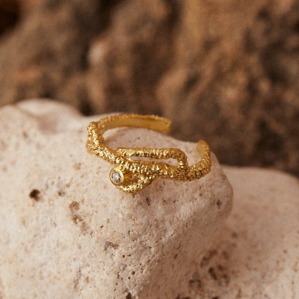 Anillo Euniella bañado en Oro con Diamante ecológico blanco.