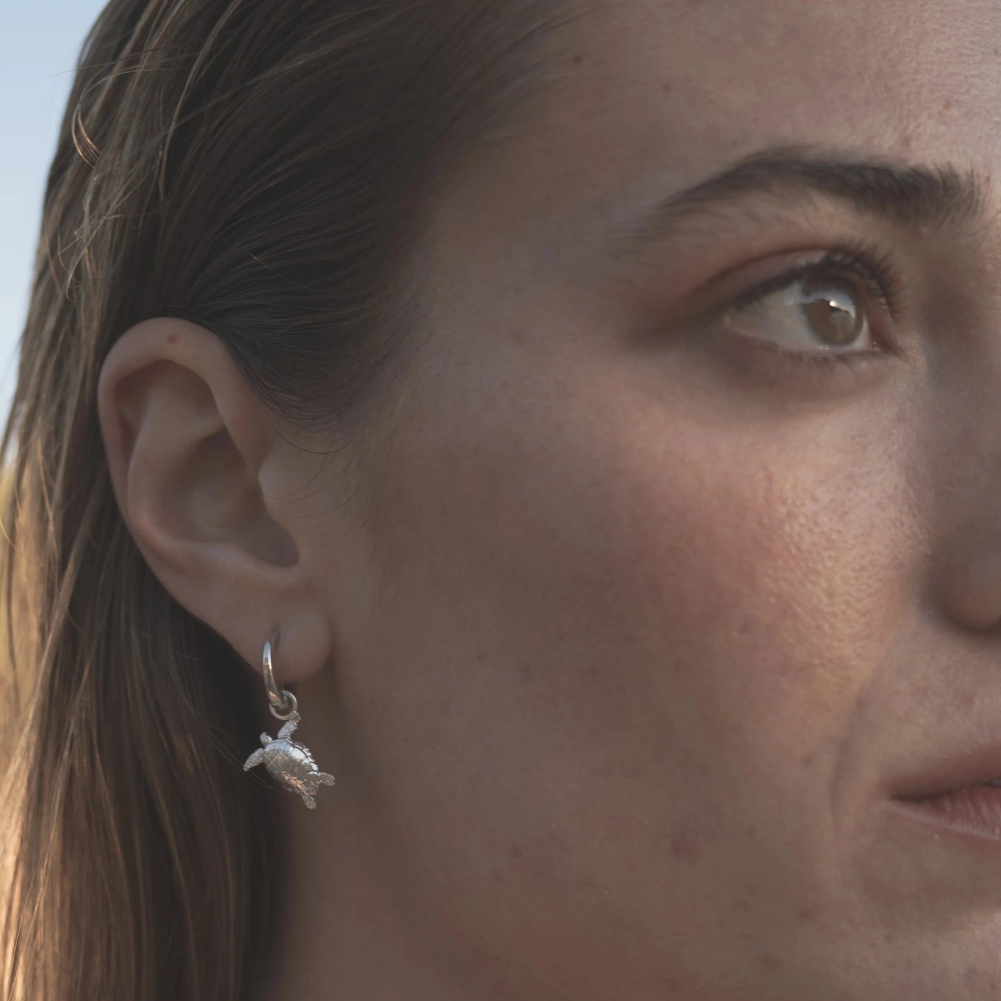 Modelo de perfil con los pendientes Cayume de Plata puestos.