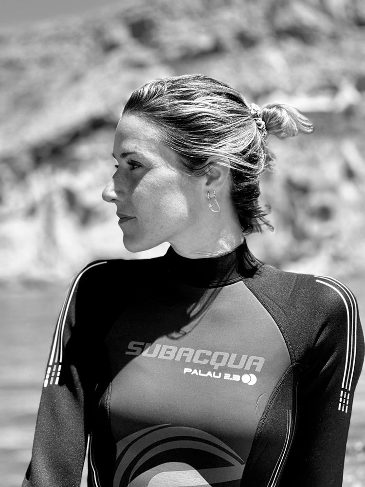 María Mantecón Carrero, Fundadora de Coralviu posando de perfil con neopreno.