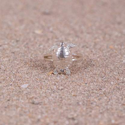 Anillo Cayume (Tortuga) de plata en macro sobre arena.