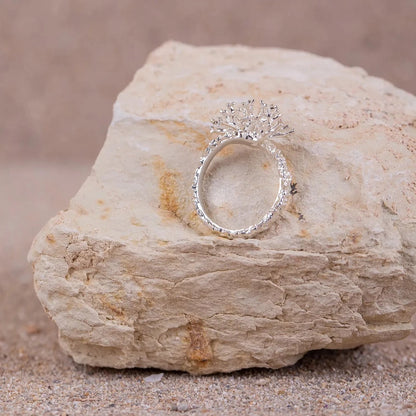 Detalles en macro del Anillo de Coralina en Plata sobre roca blanca.
