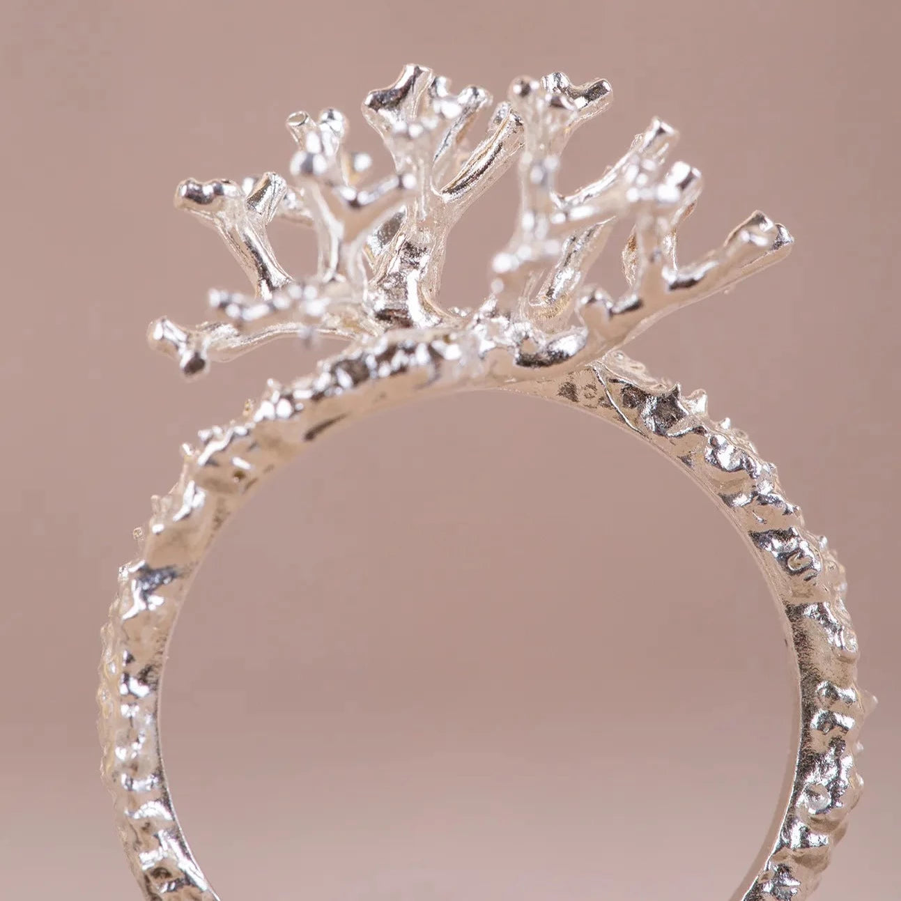 Detalles en macro del Anillo de Coralina en Plata.