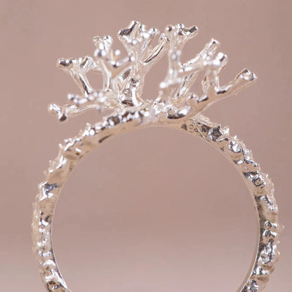Detalles en macro del Anillo de Coralina en Plata.