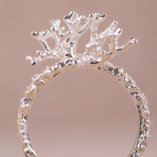 Detalles en macro del Anillo de Coralina en Plata.