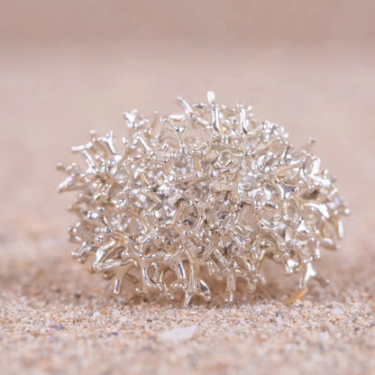 Detalles en macro del Anillo grande Coralina en Plata.