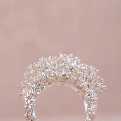 Detalles en macro del Anillo grande de Coralina en Plata.