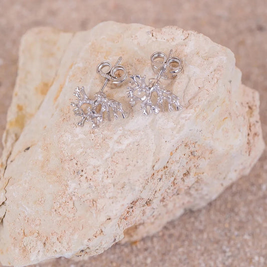 Par de pendientes de Coralina en Plata sobre roca blanca, detalles de los pendientes en macro.