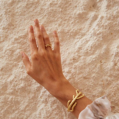 Detalle de anillo de Eunicella bañado en Oro con Diamante ecológico blanco.
