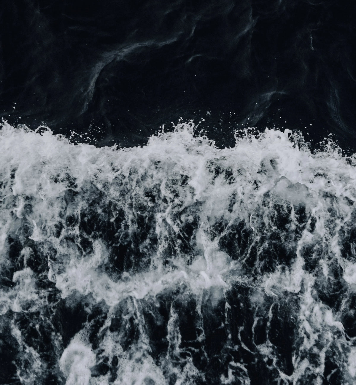 Imágenes del Mar movido, con olas, en ella se ven tonos en contraste entre azul oscuro y blanco.