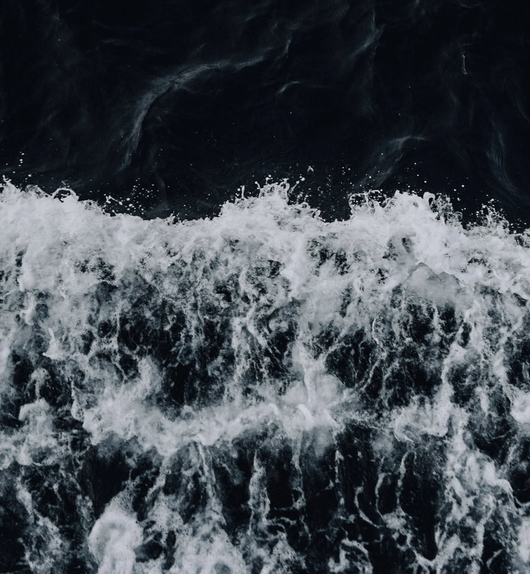 Imágenes del Mar movido, con olas, en ella se ven tonos en contraste entre azul oscuro y blanco.