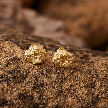 Par de Pendientes de Esponja bañados en Oro posados sobre roca marina, detalles en macro.