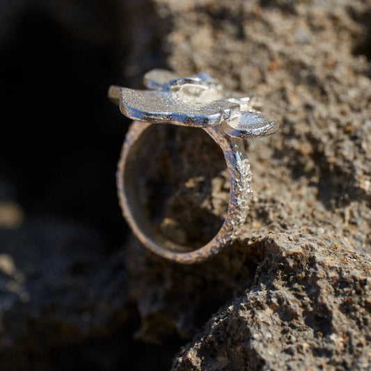 Anillo de Pétalo en Plata sobre arena marina, detalles en macro.