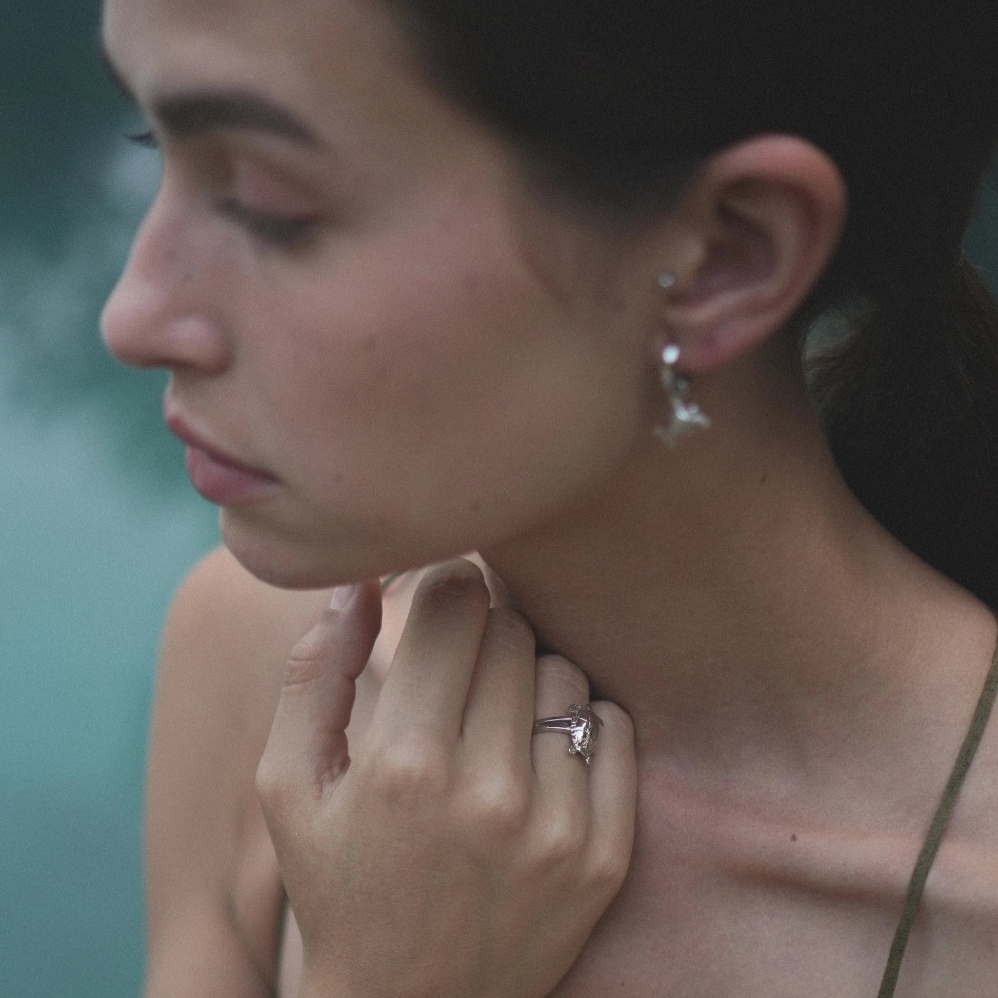 Modelo Morena luciendo el Anillo de Cayume en Plata con piscina de fondo.