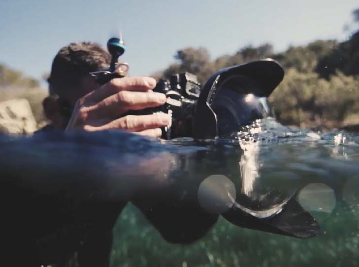 Fernando Garfella en el agua, documentalista marino con la cámara de fotografía submarina.