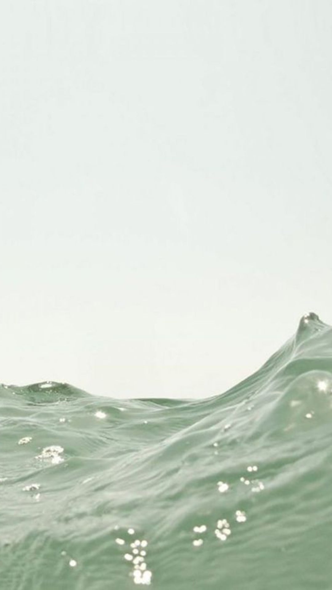 Fotografía del agua con cielo blanco de fondo.